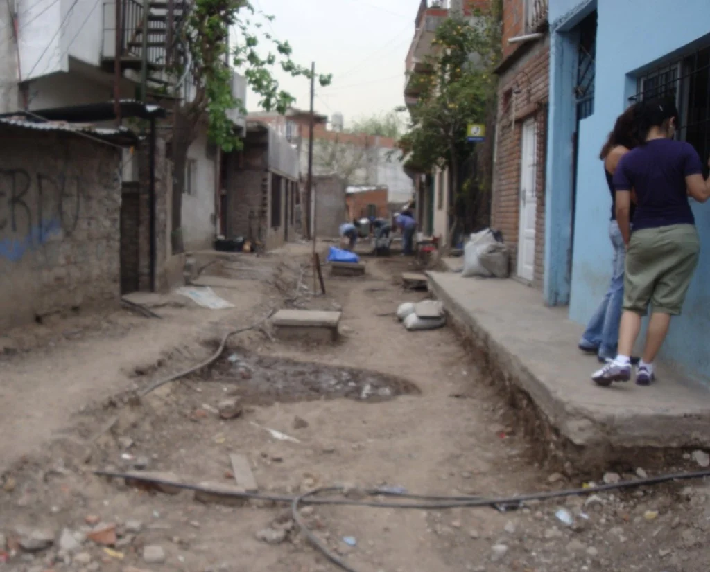 Calles y sendas peatonales — obra en callejón, barrios Corporación del Sur