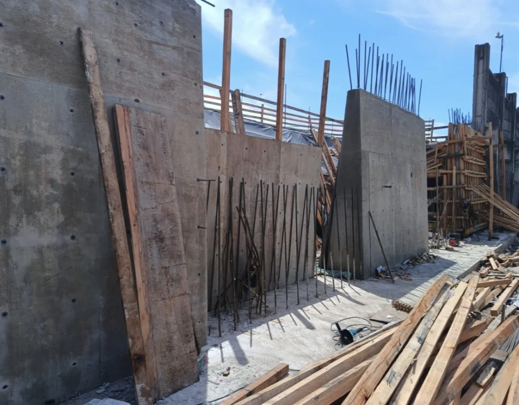 CEAMSE Planta Almirante Brown — muros de hormigón y encofrados en obra