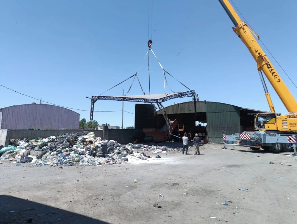 CEAMSE Loma Hermosa — desmontaje de galpón con grúa en Eco parque