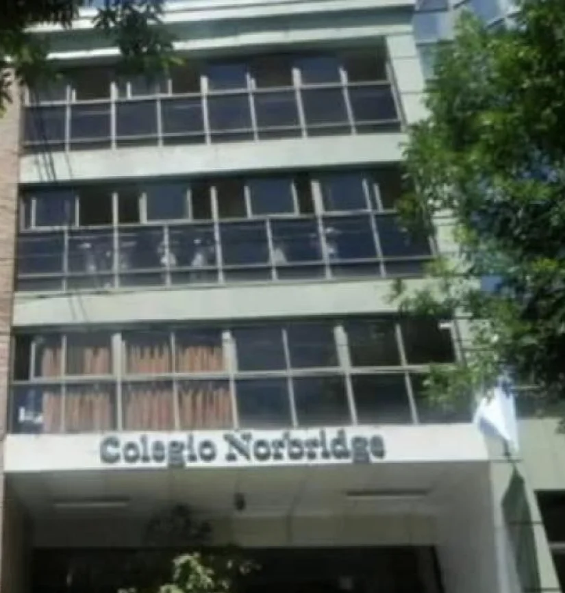 Colegio Northbridge — fachada del edificio con cartel de ingreso