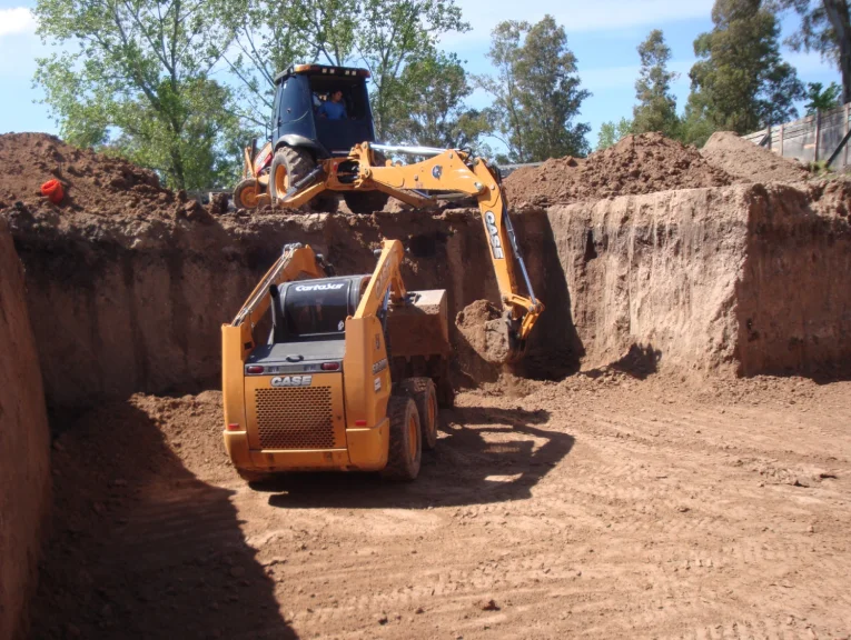 Excavación en zanja con maquinaria CASE