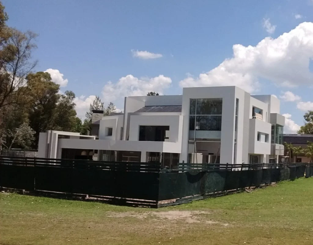 Saint Thomas — vivienda moderna en obra, fachada blanca